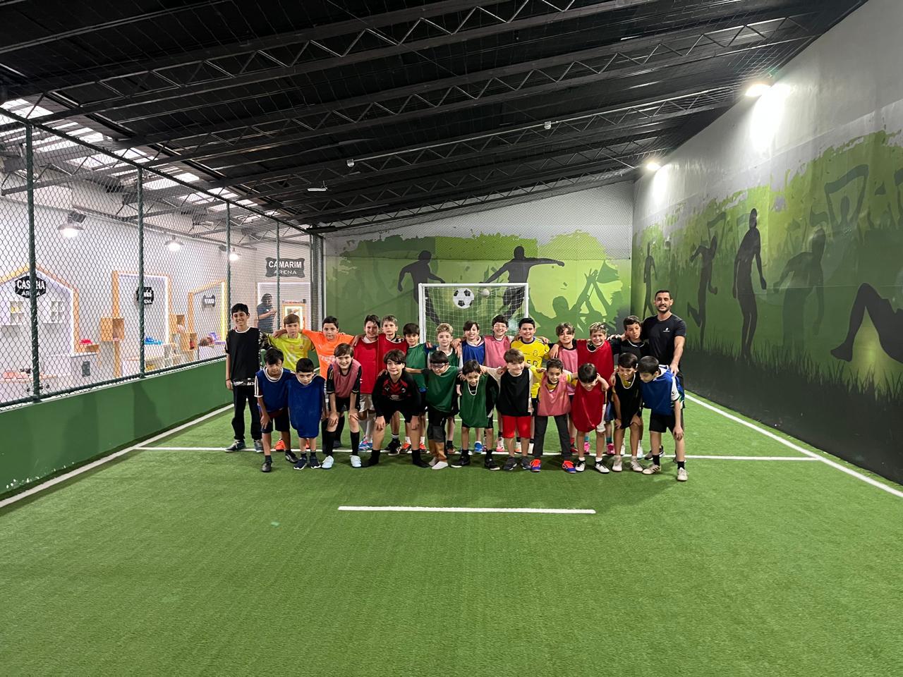 Crianças jogando futebol em festa da Primeiro Passo Esportes